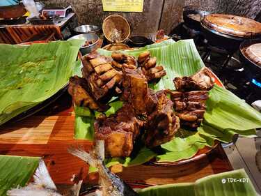 ข้าวนึ่งไก่ทอดเที่ยงคืน ซี่โครงหมู