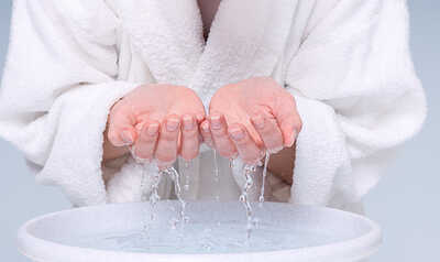 .บทเสกน้ำล้างหน้าตอนเช้า คาถาเสริมเสน่ห์ ผู้คนรักใคร่เมตตา.