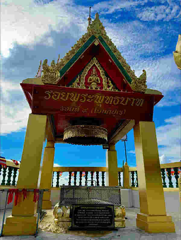 รอยพระพุทธบาท วัดเขาวงพระจันทร์ จังหวัดลพบุรี