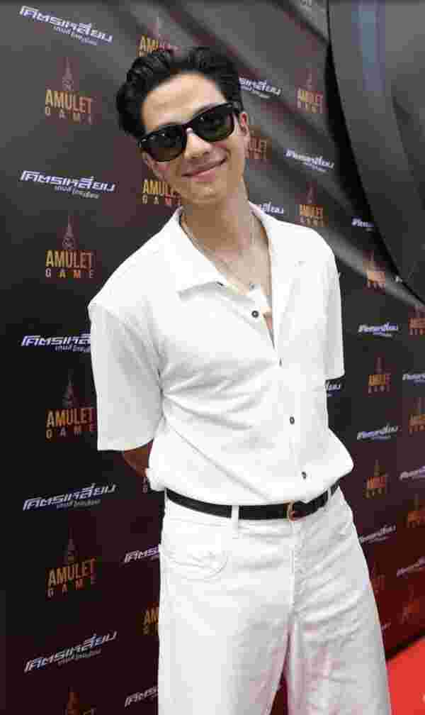 นักแสดง แบงค์ ธิติ รับบท จิน ใน The Amulet Game โคตรเหลี่ยม เกมส์โกงเซียน