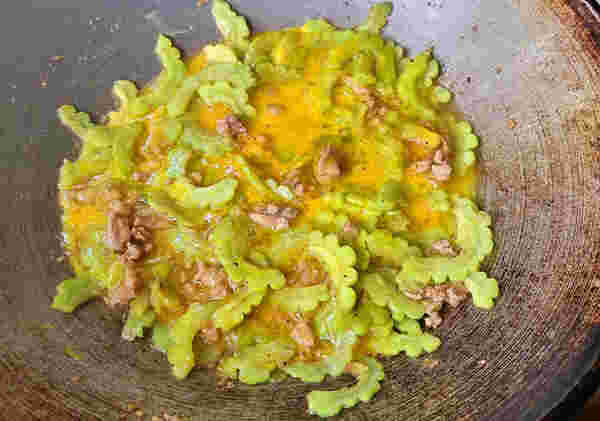 มะระผัดไข่ 