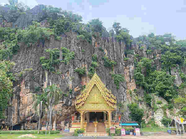 วัดถ้ำสุวรรณคูหา และหน้าผาหินปูน หนองบัวลำภู