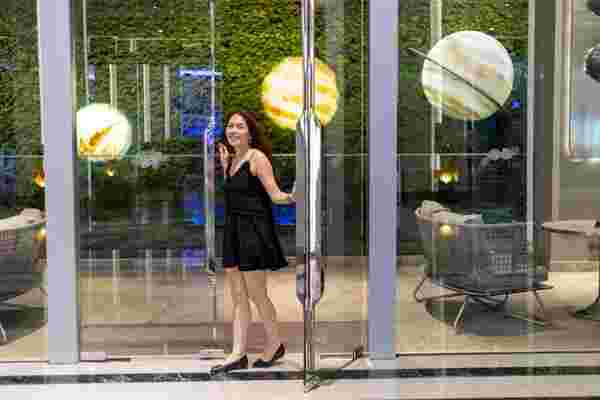 Oort Cloud Tea Room คาเฟ่ธีมอวกาศ