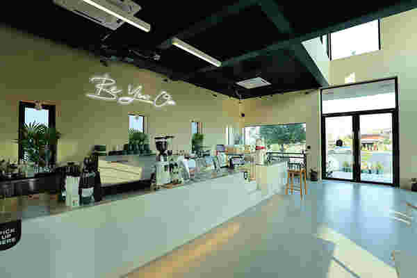 Be Your Own Coffee & Bar บรรยากาศร้าน