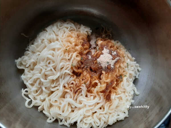 2 เมนูเส้น มาม่าผัดไก่ใส่ซอสเทอริยากิและหมี่เหลืองผัดกุ้ง อาหารจานเดียว สูตรอาหาร