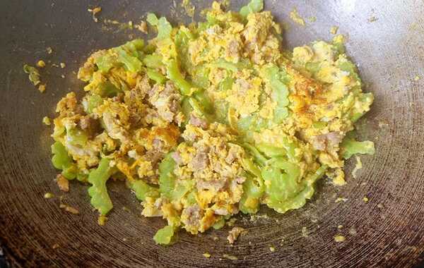 มะระผัดไข่