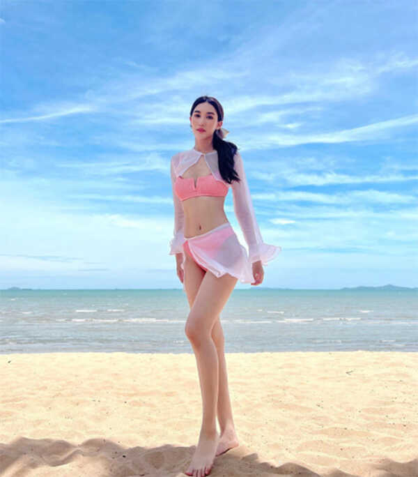 เบส รักษ์วนีย์ ชุดว่ายน้ำ