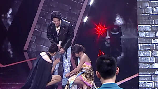 ร้องข้ามกำแพง ลวนลามนักร้อง