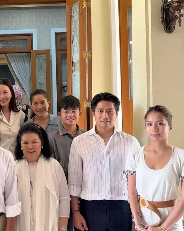 นุ่น วรนุช โพสต์ภาพครอบครัวภิรมย์ภักดี ฉลองวันเกิดคุณพ่อสามี ต๊อด ปิติ