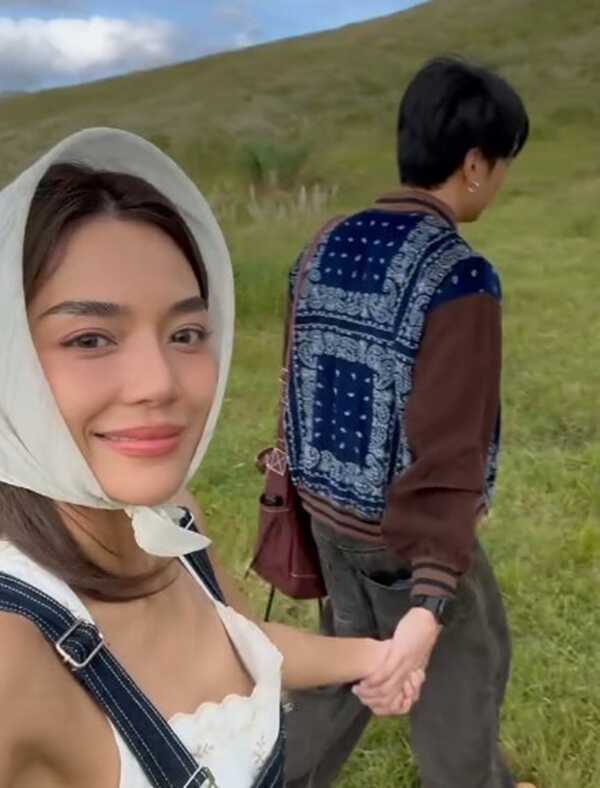 ปราง กัญญ์ณรัณ จูงมือ โอบ โอบนิธิ เที่ยวทุ่งหญ้ากลายเป็นสีชมพู 