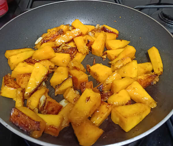 ฟักทองผัดไข่นางพญาร้อยชู้ ฟักทองผัดไข่ใบโหระพา สูตรฟักทองผัดไข่ เมนูอาหาร