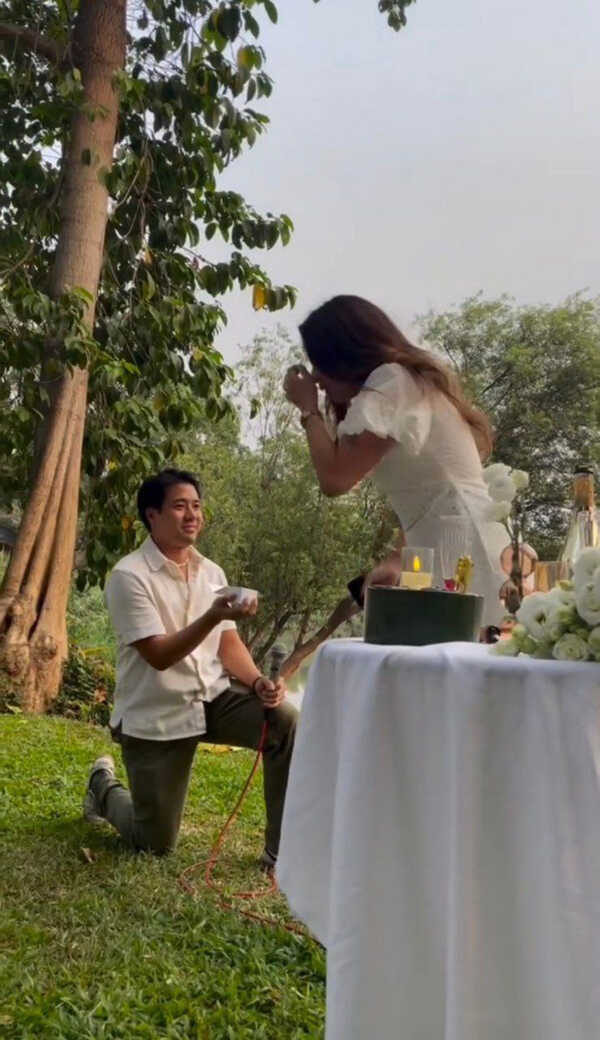 เปอติ๊ด คุกเข่าขอแฟนหนุ่มแต่งงาน