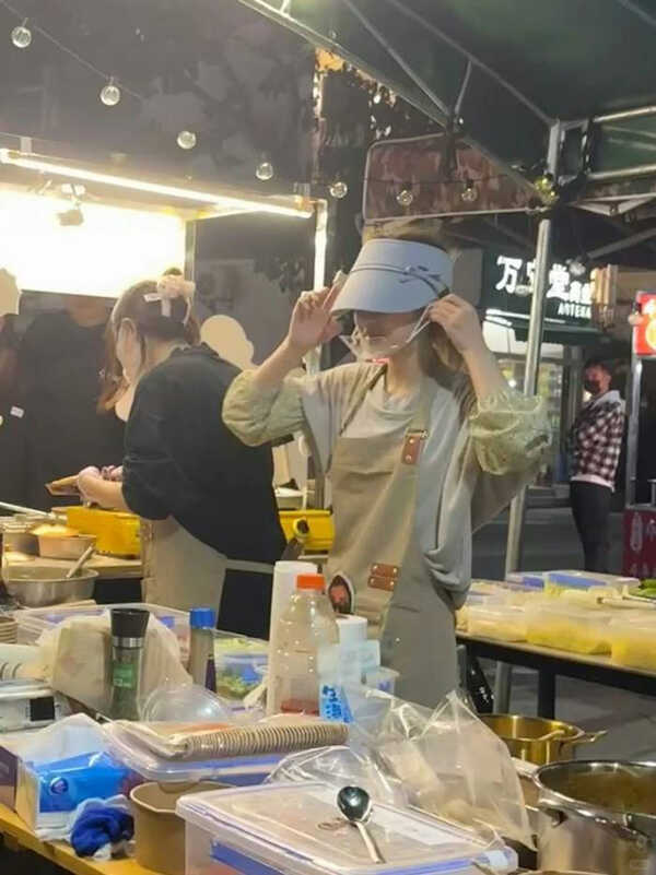 จ้าวลู่ซือ ภาพยืนขายขนมในตลาดนัด