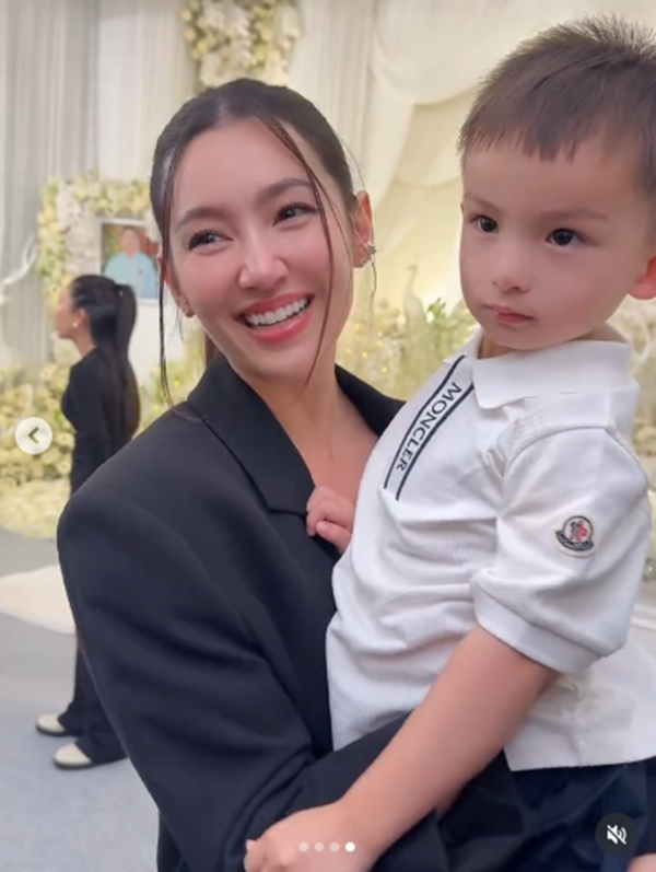 เบลล่า ราณี พร้อม พลอย ผจก. ร่วมไว้อาลัยงานศพคุณพ่อ ดิว อริสรา 