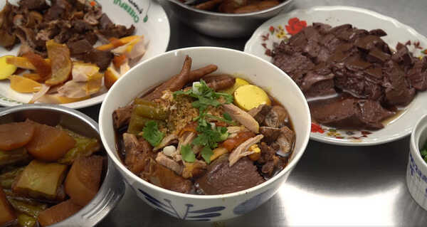 ก๋วยเตี๋ยวไก่ตุ๋นมะระ