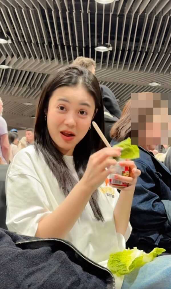 ลำไย ไหทองคำ คลิปกินปลากระป๋องในสนามบิน 