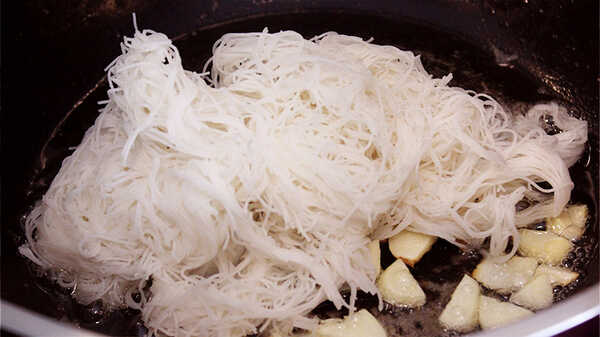 ราดหน้าซี่โครงหมูตุ๋น