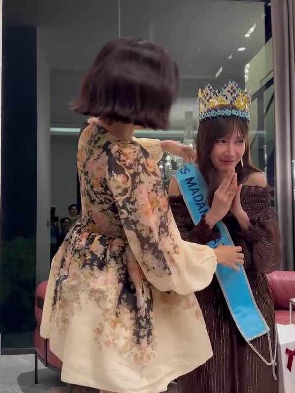 ส่องของขวัญ อั้ม พัชราภา จับสลากปีใหม่ มาดามแป้ง ได้อะไร 