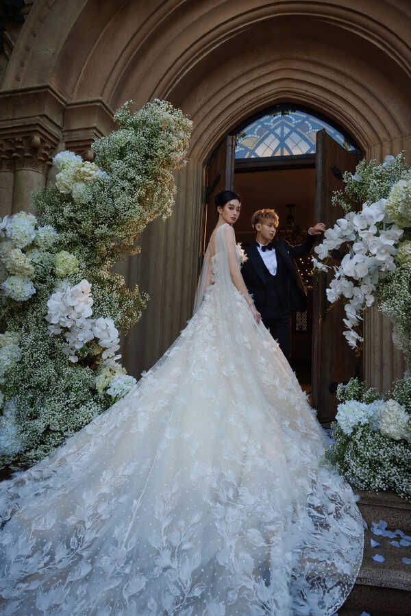 หวงจื่อเทา เปิดภาพพรีเวดดิ้ง สวีอี้หยาง สวยหรูอลังการ