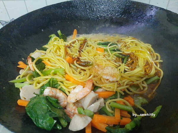 2 เมนูเส้น มาม่าผัดไก่ใส่ซอสเทอริยากิและหมี่เหลืองผัดกุ้ง อาหารจานเดียว สูตรอาหาร