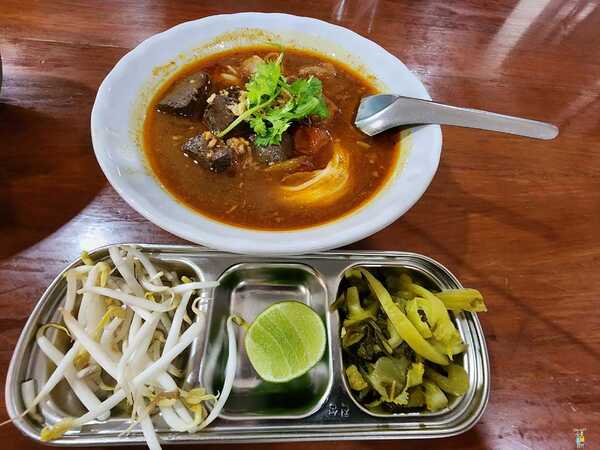 ร้านอาหารเฮือนเพ็ญ
