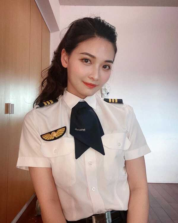 นักบินสาวสวย