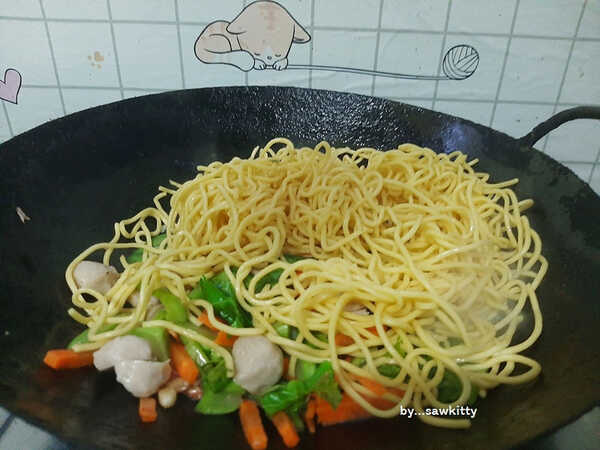 2 เมนูเส้น มาม่าผัดไก่ใส่ซอสเทอริยากิและหมี่เหลืองผัดกุ้ง อาหารจานเดียว สูตรอาหาร
