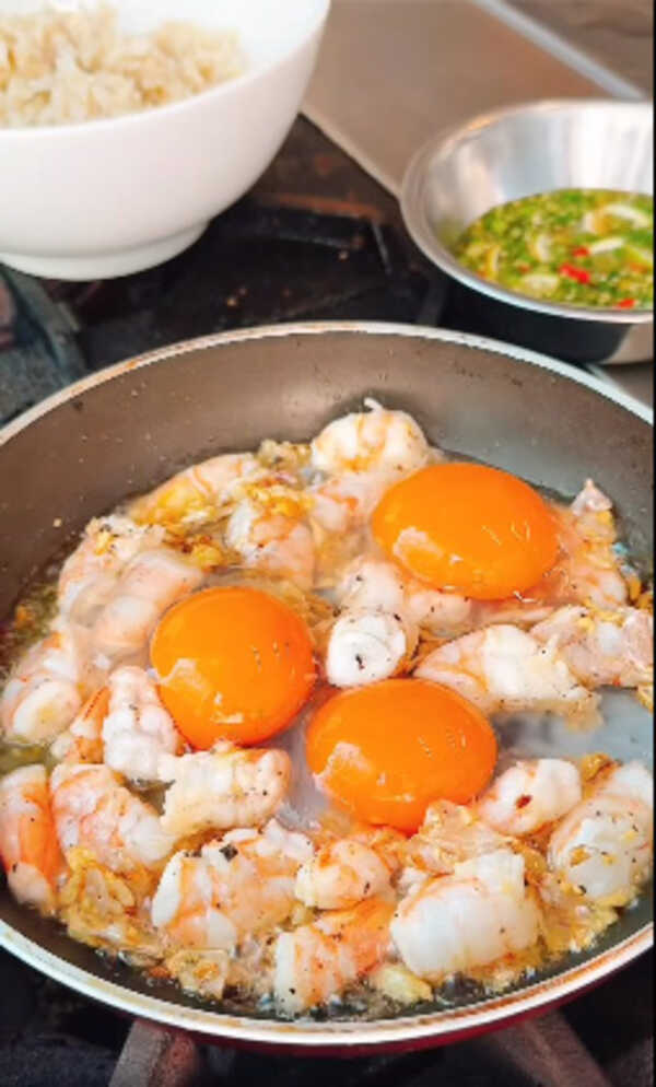 ไข่ดาวกุ้งกระเทียม เมนูไข่ เมนูกุ้ง สูตรอาหาร วิธีทำ