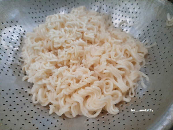 2 เมนูเส้น มาม่าผัดไก่ใส่ซอสเทอริยากิและหมี่เหลืองผัดกุ้ง อาหารจานเดียว สูตรอาหาร