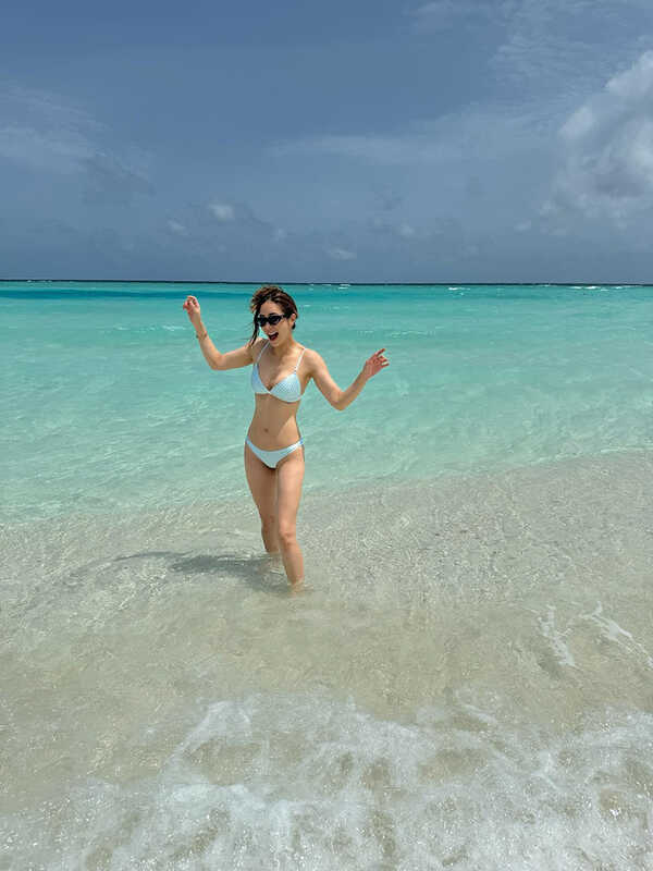 แป้ง อรจิรา แซ่บไม่แผ่วในชุดบิกินี่สีฟ้าอ่อน