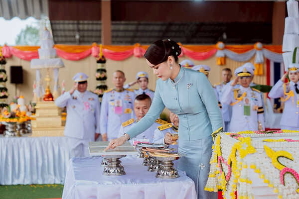 ท่านผู้หญิงอรอนงค์ ผู้แทนพระองค์ ในพิธีวางศิลาฤกษ์ หอประชุมคณะสงฆ์