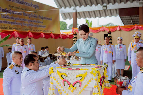 ท่านผู้หญิงอรอนงค์ ผู้แทนพระองค์ ในพิธีวางศิลาฤกษ์ หอประชุมคณะสงฆ์