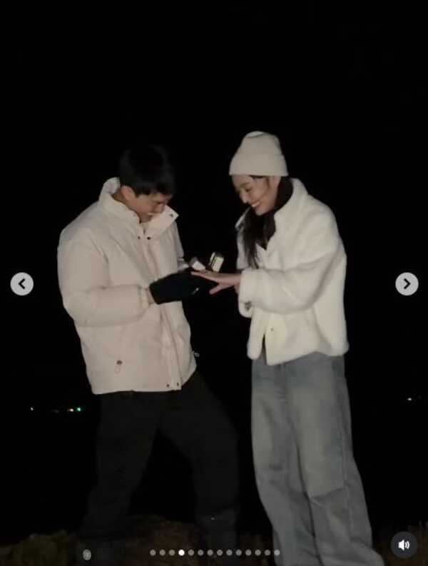 ไผ่ พาทิศ ขอแต่งงาน น้ำตาล พิจักขณา เผยโมเมนต์เซย์เยส โรแมนติกแบบโบ๊ะบ๊ะ