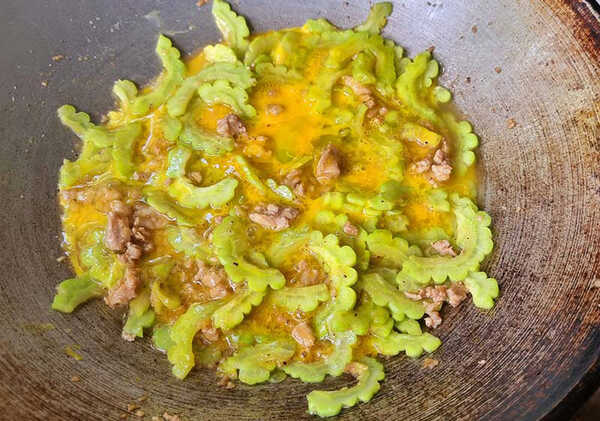 มะระผัดไข่