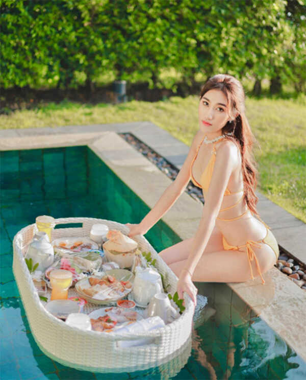 เบส รักษ์วนีย์ ชุดว่ายน้ำ