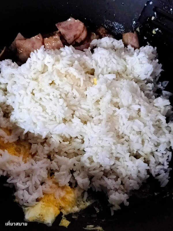 ข้าวผัดเบคอนพริกแห้งใส่โหระพา ข้าวผัดเบคอน เมนูเบคอน อาหารจานเดียว สูตรอาหาร