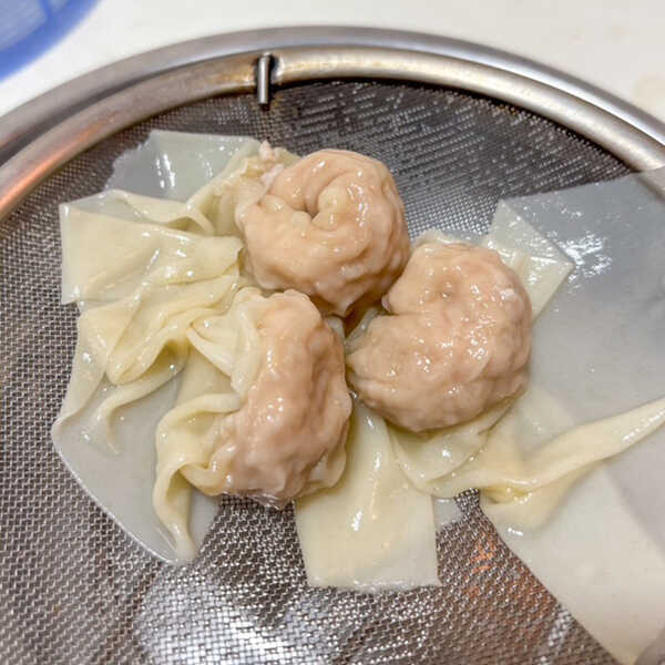 ราเมงเกี๊ยวหมูหางยาว ซุปไก่ กับปีกไก่ตุ๋นซอส เมนูเส้น อาหารจานเดียว เกี๊ยวหมู สูตรอาหาร