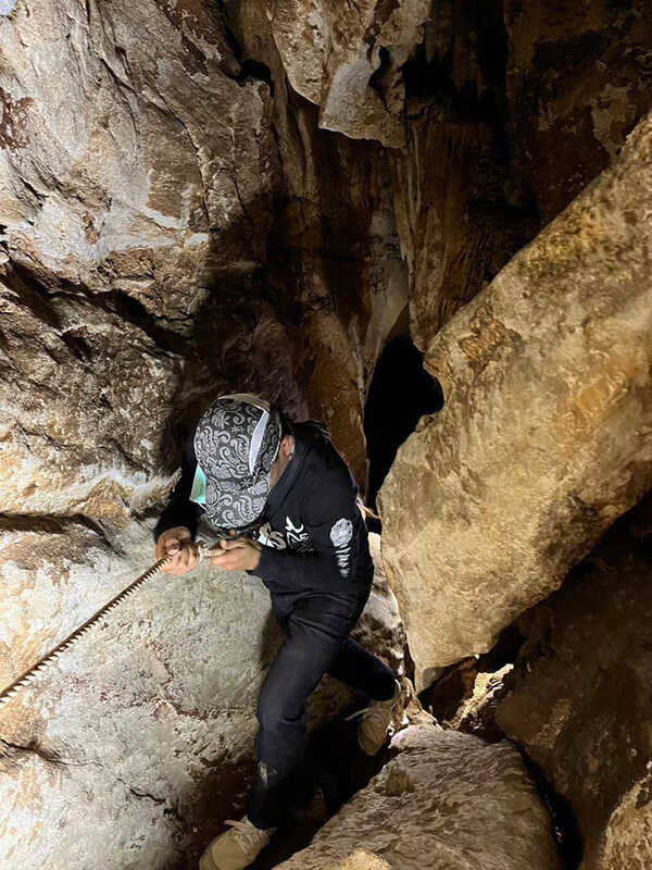 โหนเชือกลงก้นถ้ำในถ้ำนาคอสูร วัดถ้ำบาดาล