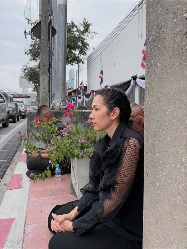 ดาราเฝ้าส่งเสด็จและร่วมถวายความอาลัย สมเด็จพระพันปีหลวง จาก รพ. จุฬาฯ ถึงพระบรมมหาราชวัง 