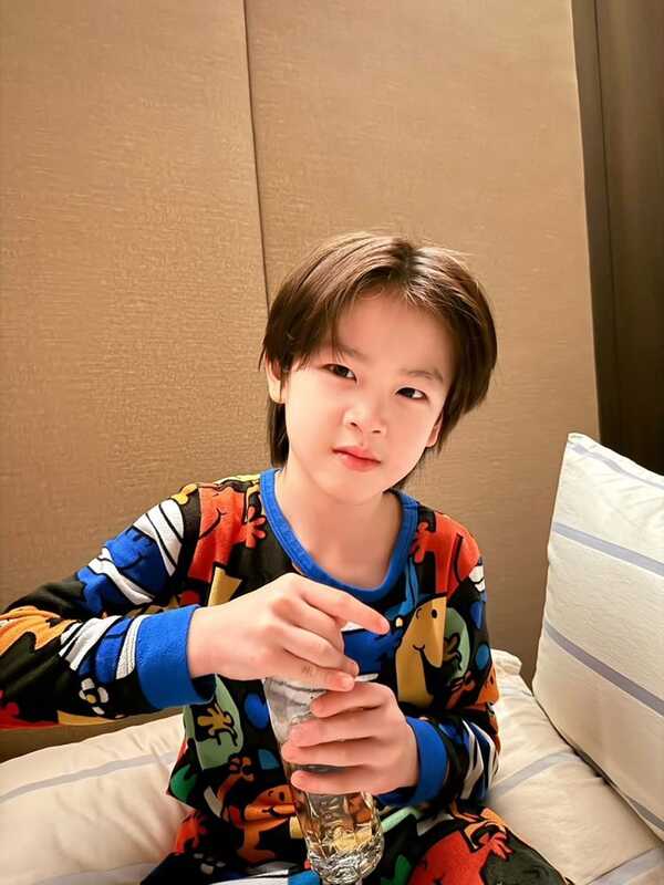 ลูกชายบอย โชคชัย ทำบัตรครั้งแรกในวัย 7 ขวบ หน้าตาหล่อมาก