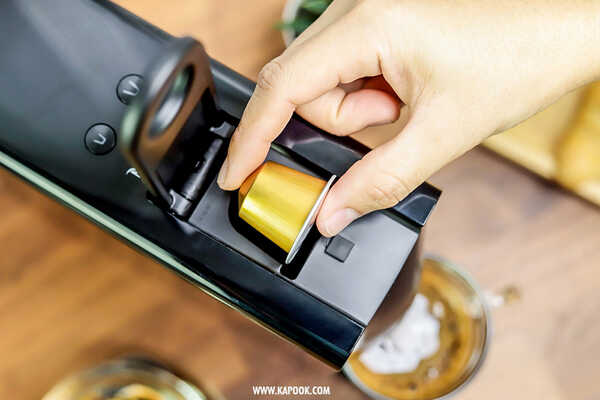 แคปซูลกาแฟดำและเครื่องชงกาแฟอัตโนมัติ