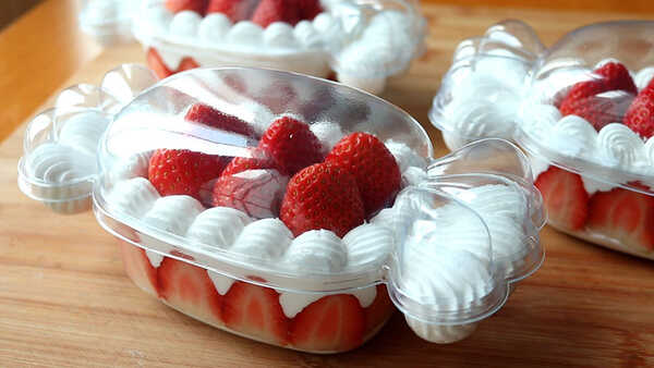 สูตรเค้กสตรอว์เบอร์รีในกล่องลูกกวาด สูตรเค้ก เค้กสตรอว์เบอร์รี สูตรขนม