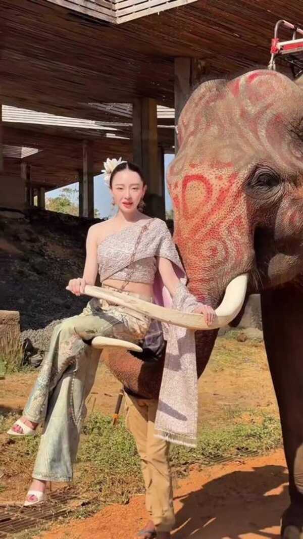 มายด์ ณภศศิ ถ่ายรูปนั่งงาช้าง