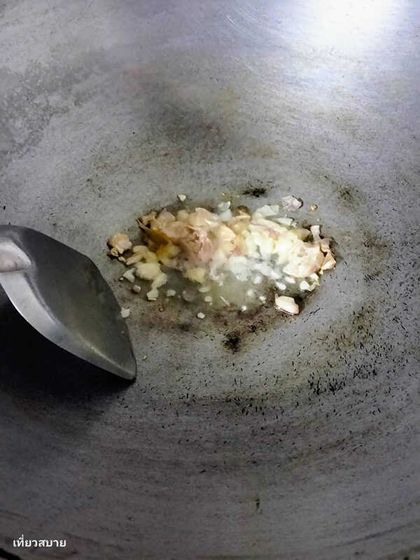 ผัดมะเขือยาวใส่หมูทอด อาหารไทย สูตรอาหาร