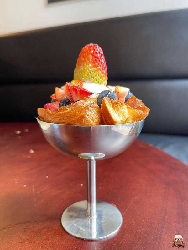 LOEWY.BKK คาเฟ่ไวบ์ดีย่านสาทร 