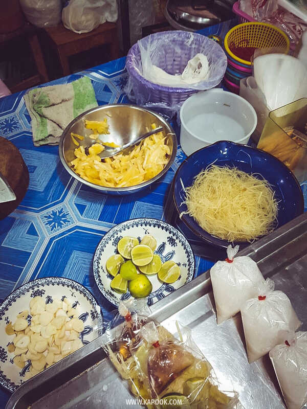 ตลาดหัวรอ อยุธยา