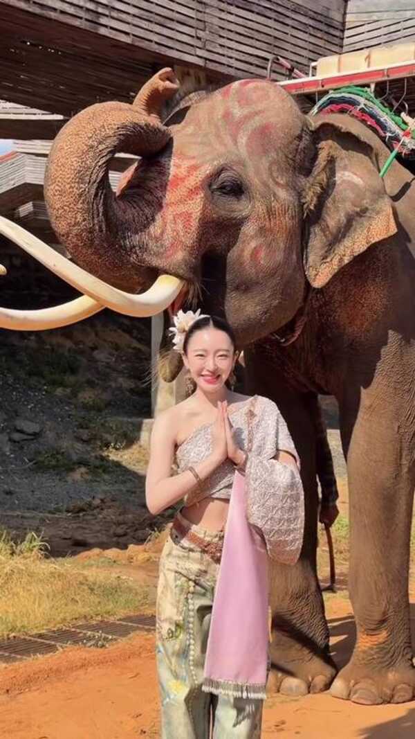 มายด์ ณภศศิ ถ่ายรูปนั่งงาช้าง