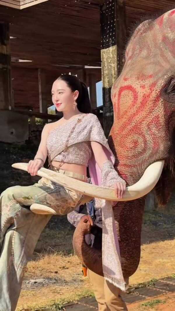 มายด์ ณภศศิ ถ่ายรูปนั่งงาช้าง