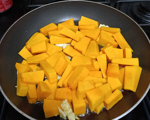 ฟักทองผัดไข่นางพญาร้อยชู้ ฟักทองผัดไข่ใบโหระพา สูตรฟักทองผัดไข่ เมนูอาหาร