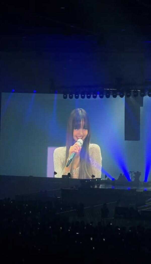 ลิซ่า เสียอาการหนัก เขินแรงแฟนคลับแซวงาน F1 ไปกับใคร